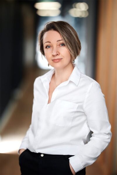 Portræt af Iryna Kosareva, General Manager for Lviv Tech Hub, der taler om modstandsdygtighed og langsigtede partnerskaber under krigen i Ukraine.