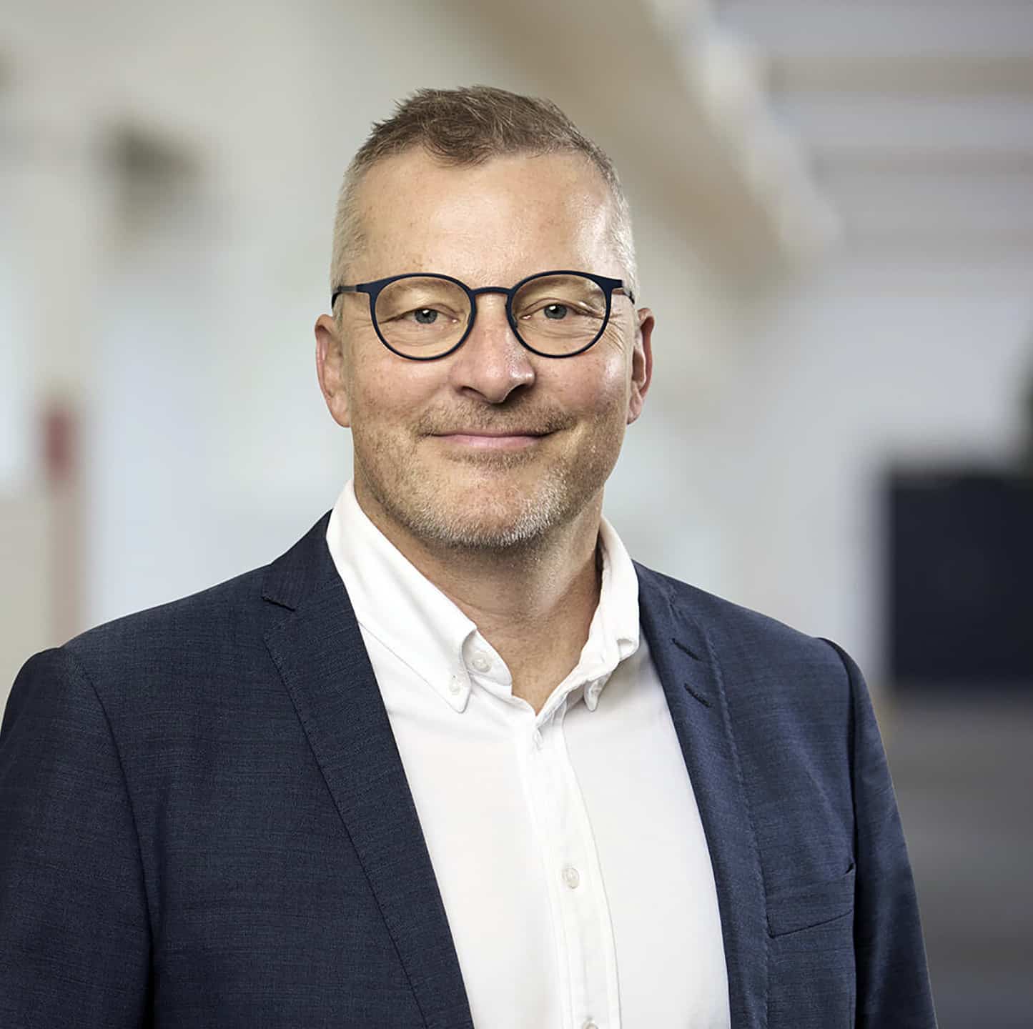Portræt af Torsten Bielefeldt Schlägelberger, CEO for Conscensia, ledsaget af citat om at bygge bro mellem mennesker, kulturer og forretninger gennem nearshoring.