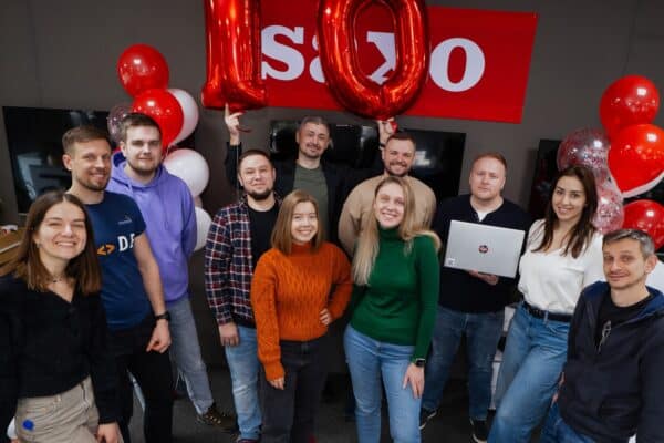 Saxo’s nearshore udviklingsteam i Ukraine fejrer 10 års samarbejde med festlige balloner og smilende teammedlemmer.