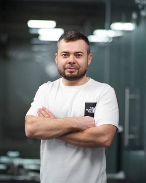 Portræt af Serhiy Poliakov, ukrainsk tech-professionel i Lviv, der støttede militær logistik og frivillige initiativer under krigen i Ukraine.